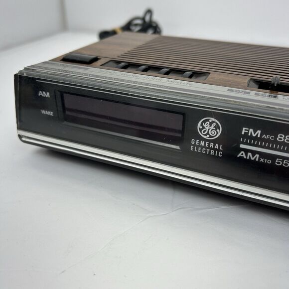 General Electric GE 7-4624A AM/FM Digital Alarm Clock Radio Wood Grain Finish - Picture 12 of 13